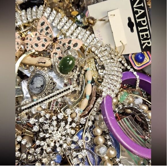 4 LBs vintage Costume GOLD & SILVER Jewelry Lot~ Signed & Unsigned All Wearable - Picture 4 of 4